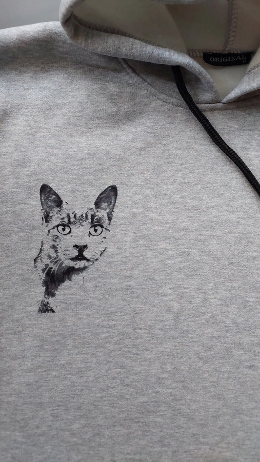 Gri kapüşonlu sweatshirte kedi portresi baskısı
