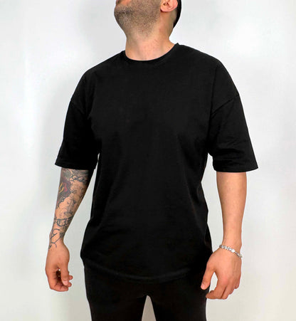 Siyah oversize tişört giyen erkek model önden