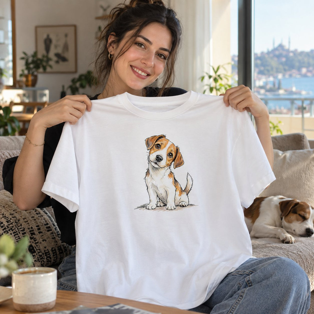 Üzerinde köpek illüstrasyonu baskılı beyaz tişörtü gösteren kadın
