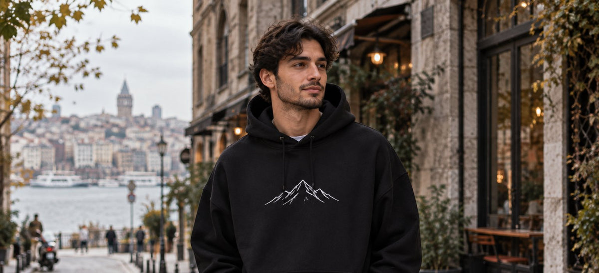 Dağ çizimi baskılı siyah kapüşonlu sweatshirt giyen erkek, Karaköy