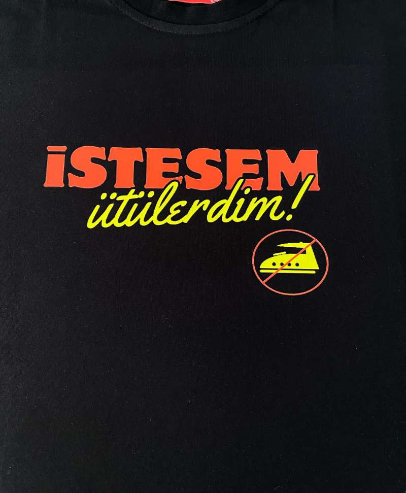Siyah Rahat Kalıp Tişört Üzerine Tasarım Baskı Örneği